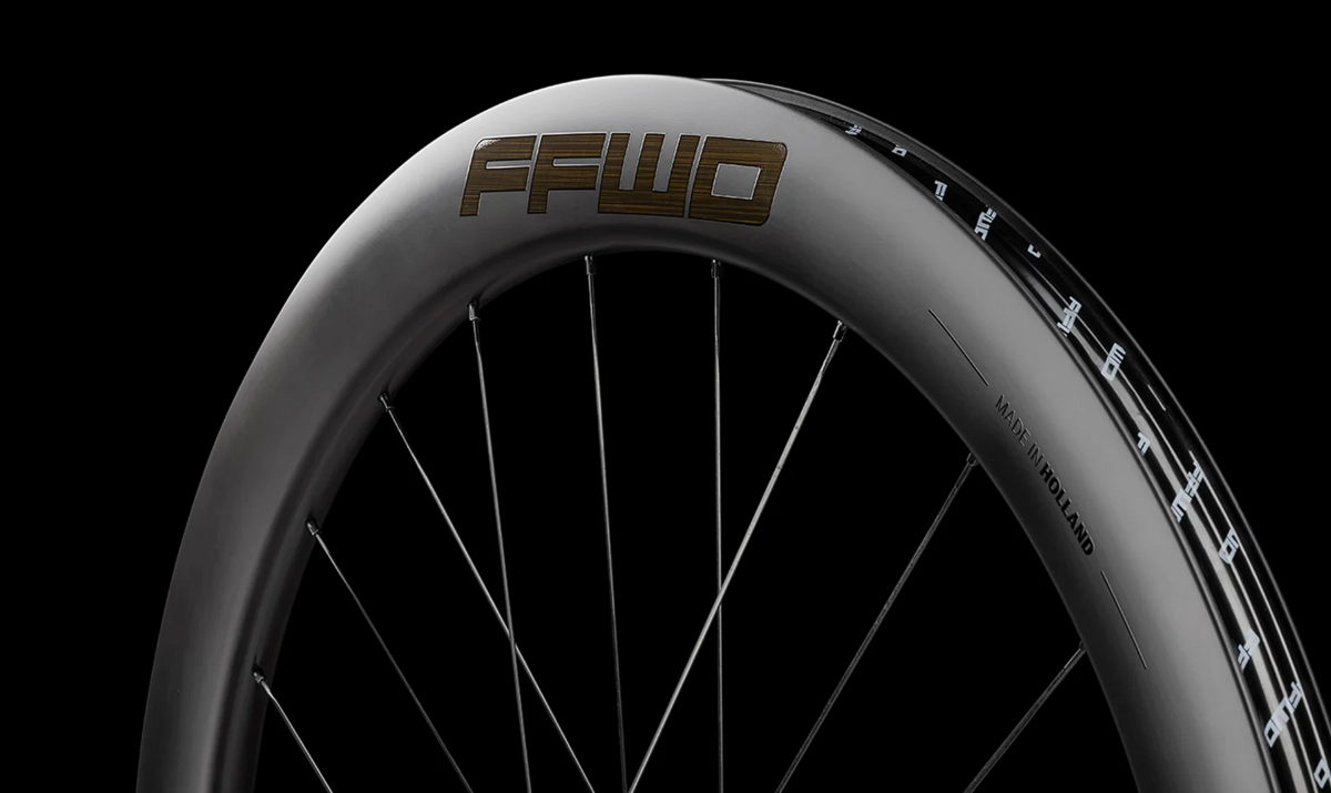 FFWD merklogo bij de RYOT 55 carbon wielset