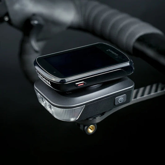 Ravemen FR500 onder Garmin fietscomputer gemonteerd
